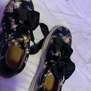 Flower pattern shoes